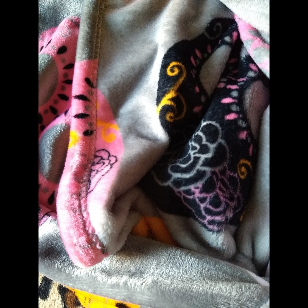 π©LAST ONE Luxe Plush Throw Sugar Skulls Blanket - Picture 4 of 4